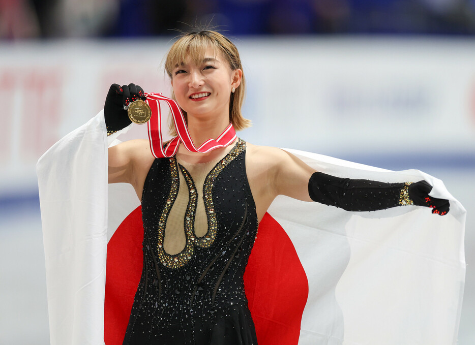 ＮＨＫ杯フィギュア。優勝し、笑顔を見せる坂本花織＝９日、東京・国立代々木競技場