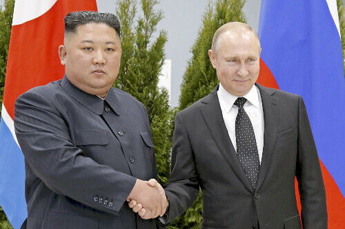 金正恩氏とプーチン大統領（２０１９年４月２５日）＝ＡＰ