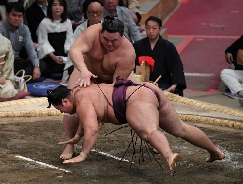 狼雅を突き落として１敗キープ。幕内第１号で勝ち越しも決めた隆の勝。優勝決定戦進出の７月場所を超える結果を残せるか