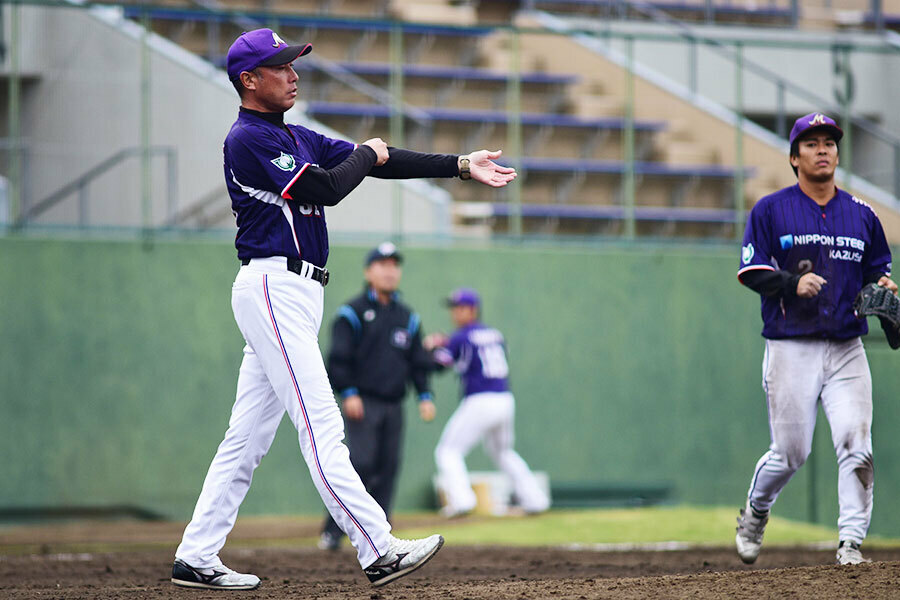 豪州戦でマウンドへ向かう渡辺監督（左）世界の野球から様々なヒントを吸収している【写真：羽鳥慶太】