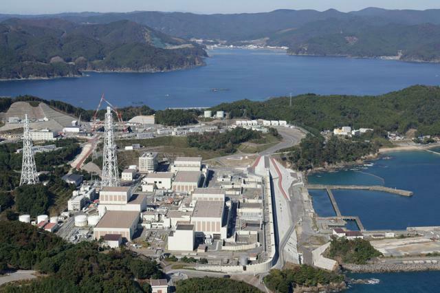 再稼働した女川原発２号機（手前右の建物）=2024年10月29日午前、宮城県女川町、朝日新聞社ヘリから、小林正明撮影