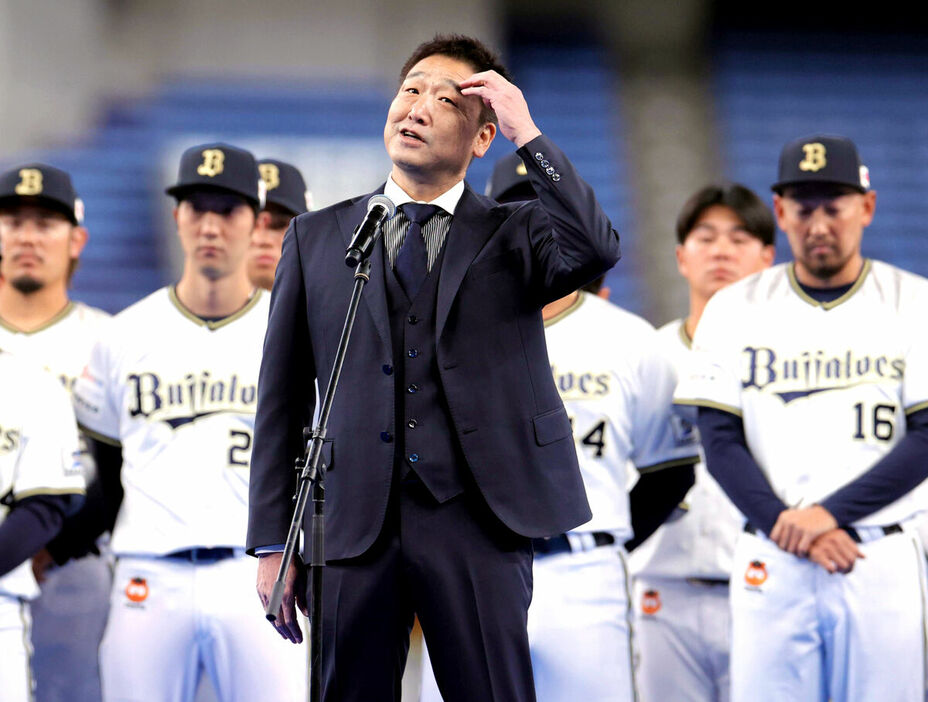 スーツ姿であいさつする中嶋聡氏（カメラ・義村　治子）