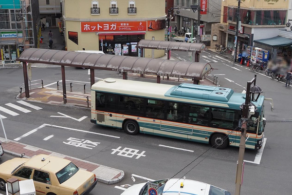 清瀬駅南口に発着する西武バス（画像：写真AC）。