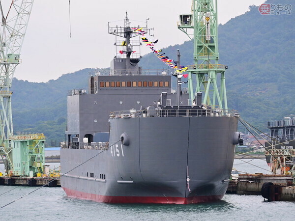 2024年10月29日、内海造船瀬戸田工場で命名・進水した新型輸送艦「にほんばれ」（深水千翔撮影）。