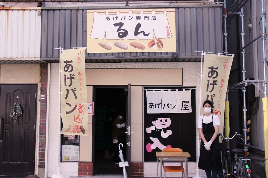 店舗外観、店主の福井さん