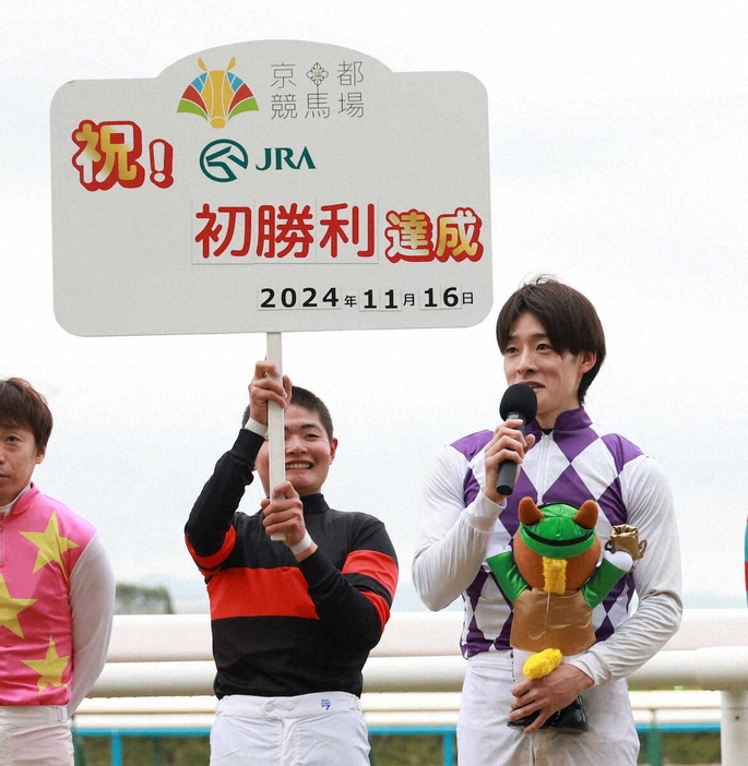 ＜京都競馬10R　近江特別＞JRA初勝利でインタビューを受け笑顔の渡邊竜也騎手（撮影・中辻　颯太）