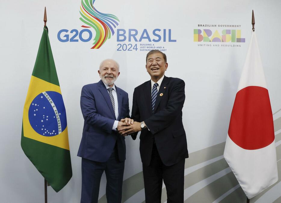 会談を終え、握手を交わすブラジルのルラ大統領（左）と石破首相＝19日、リオデジャネイロ（代表撮影・共同）