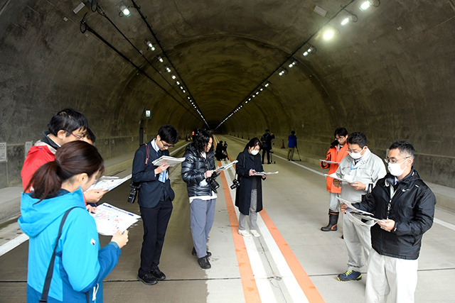 12月７日の新庄古口道路の全線開通を前に開かれた現地説明会＝新庄市升形