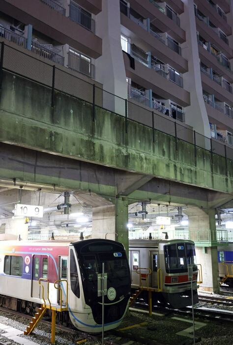 さまざまな車両がならぶ志村車両検修場。人工地盤の上に団地が建設されている＝東京都板橋区（松井英幸撮影）