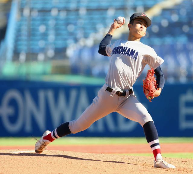 決勝で力投をみせた横浜高校1年生の織田翔希投手(写真：日刊スポーツ/アフロ)