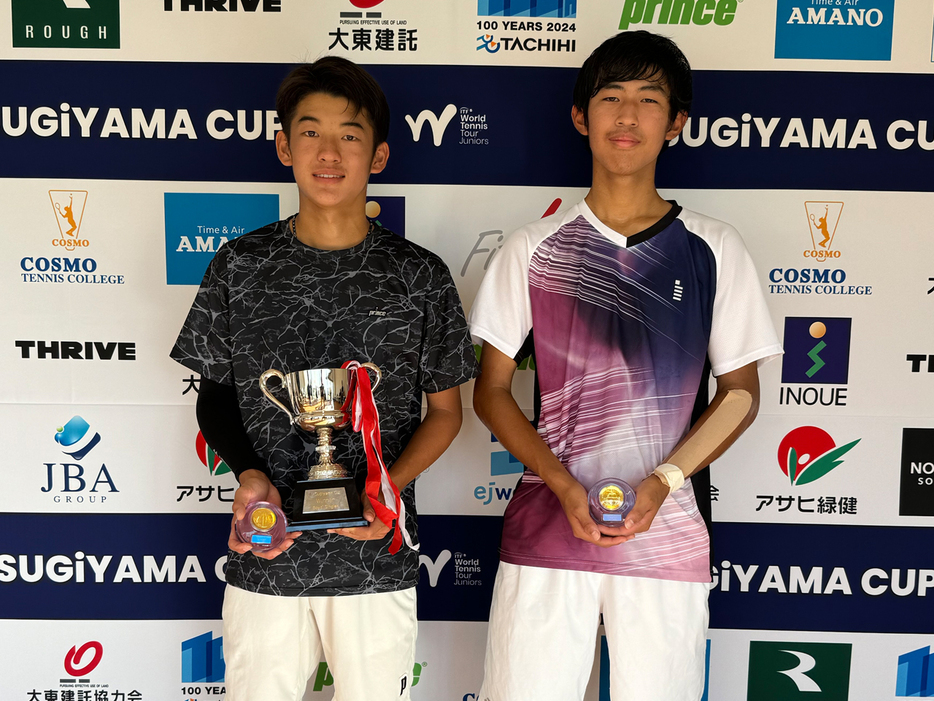 「ITF World Tennis Tour Juniors J30 Chigasaki Ai Sugiyama Cup」（神奈川・柳島スポーツ公園庭球場）の男子シングルスで優勝を飾った岡橋優希（ISHII TENNIS ACADEMY／左）と準優勝の戸邉悠真（吉田記念テニス研修センター）（写真提供◎パーム・インターナショナル・テニス・アカデミー）