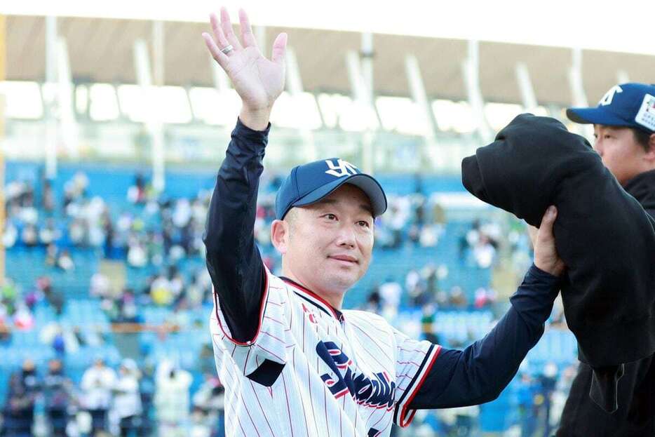 ファンに手を振るヤクルト・石川雅規＝神宮球場（撮影・長尾みなみ）