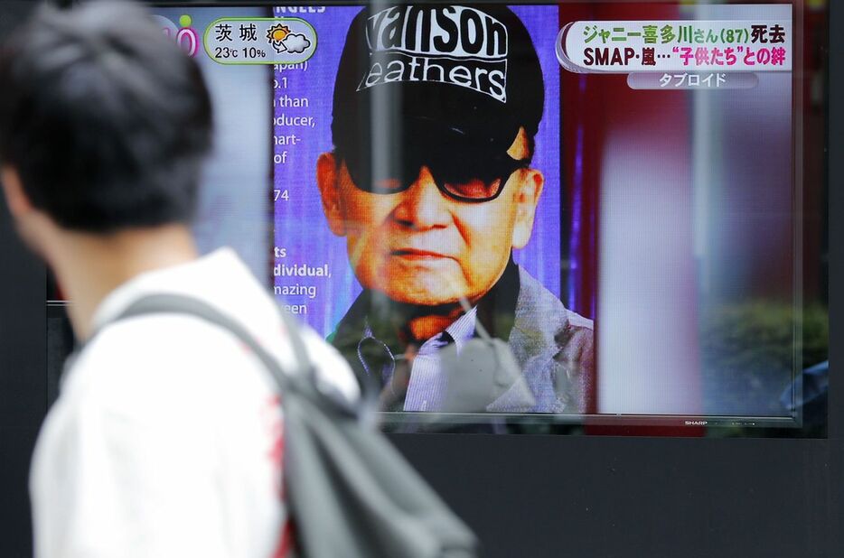 ジャニー喜多川氏の死去を伝える街頭テレビ＝2019年7月10日午前、東京・有楽町 - 写真提供＝共同通信社