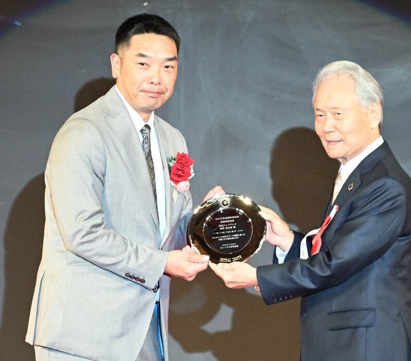 最優秀監督賞を受賞した巨人・阿部慎之助監督（カメラ・竹松　明季）