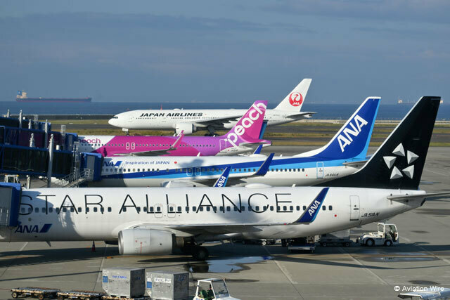 9月の定時到着率が好調だったピーチ（中央）＝PHOTO: Tadayuki YOSHIKAWA/Aviation Wire