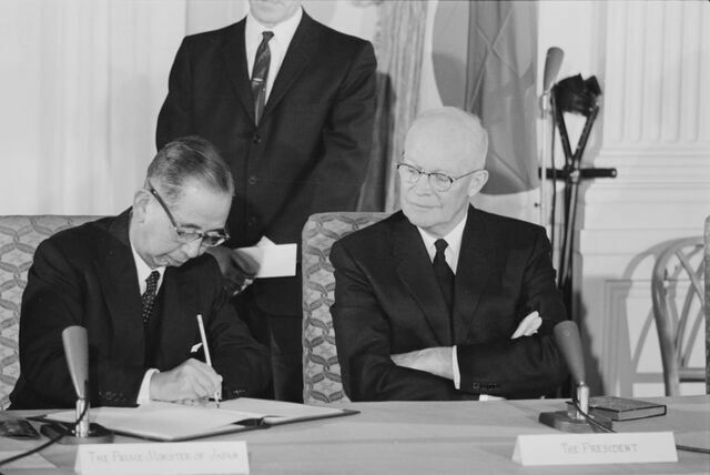 新日米安全保障条約に署名する岸信介首相(左)とアイゼンハワー大統領(1960年1月19日)Photo/gettyimages