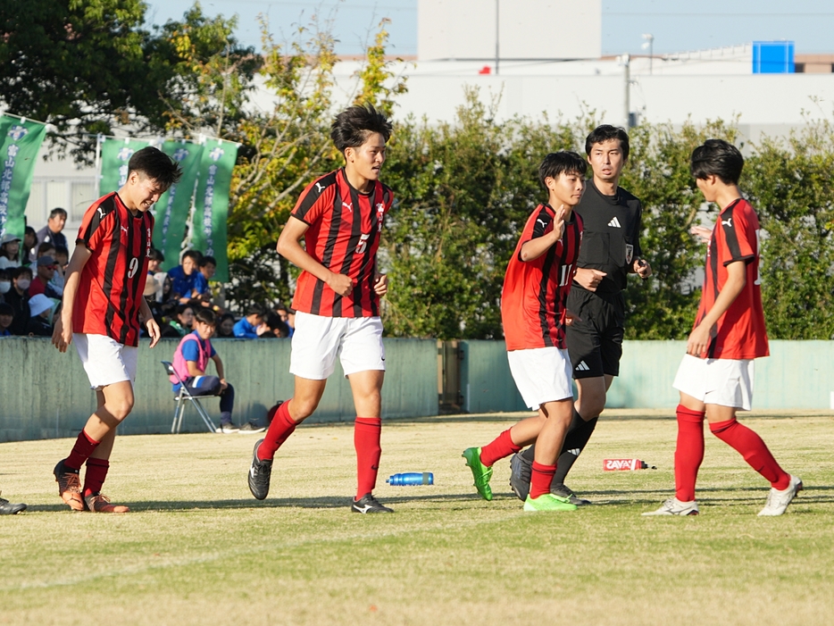 DF中田航平(2年=水橋FC、左から2人目)が決勝ゴール(Tatsuya TAKEUCHI/GEKISAKA)