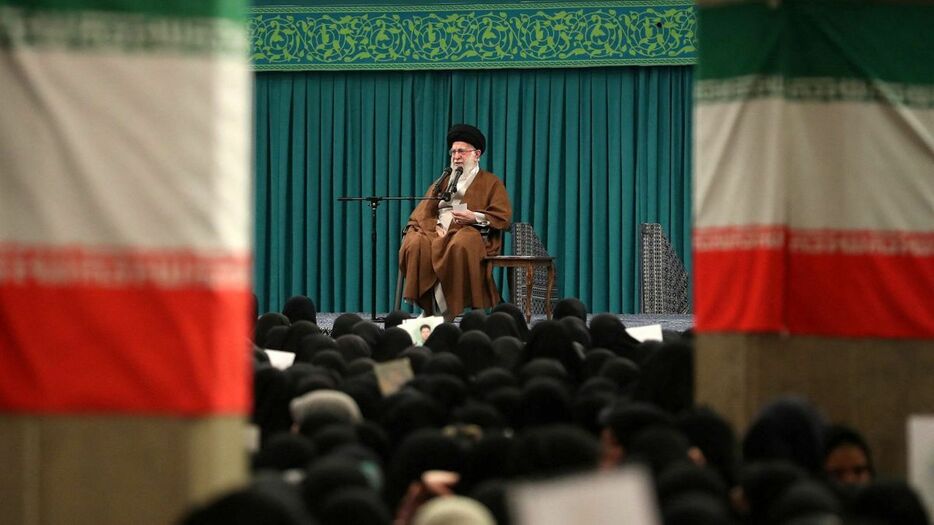 集会で演説するイランの最高指導者ハメネイ師＝１０月、イラン首都テヘラン