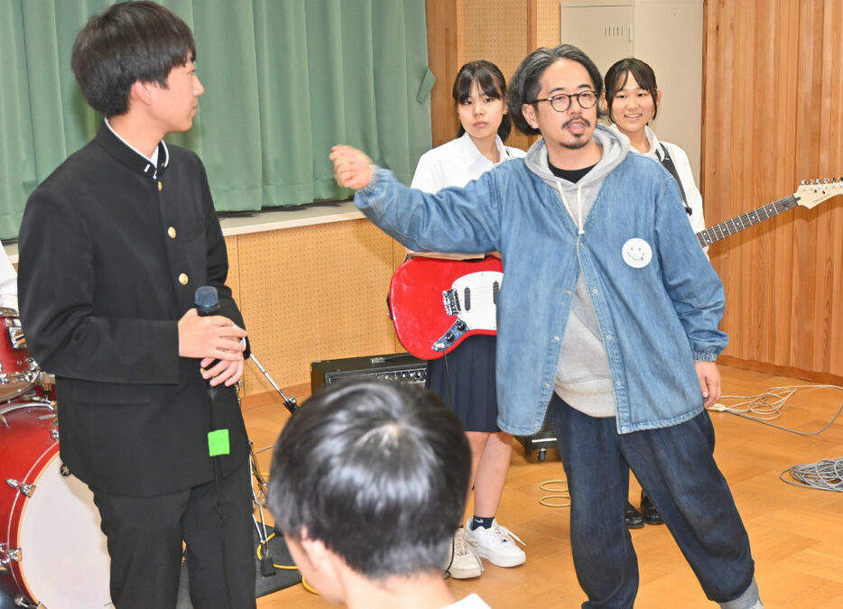 生徒に助言する後藤さん（右から2人目）＝藤枝東高