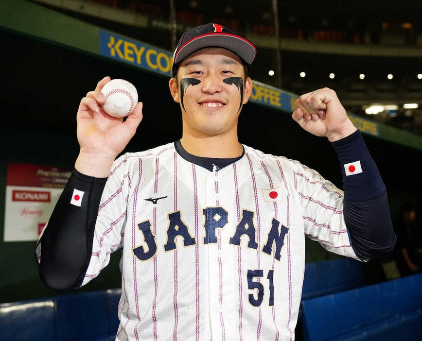 ＜日本・米国＞ウイニングボールを手に笑顔でガッツポーズする小園（撮影・木村　揚輔）　