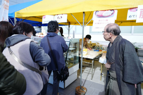 「パンダロール」を買い求める列。その様子を桐山九段（右）が見つめた（２８日、和歌山市で）＝若杉和希撮影