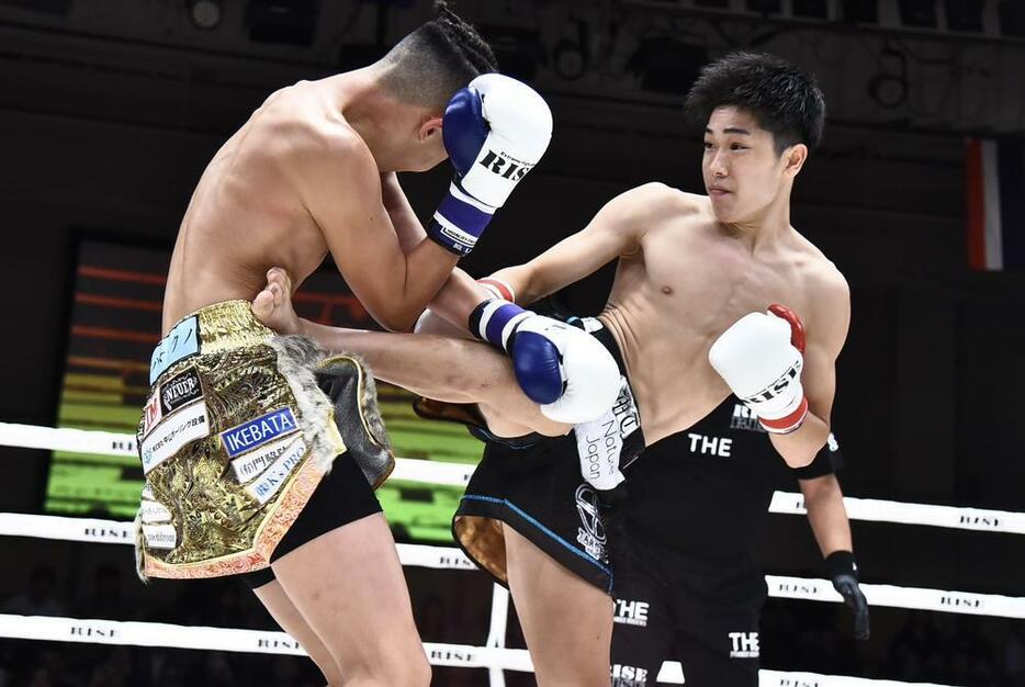 2連続初回KO勝ちと勢いに乗る松本（右）が、タイトル挑戦を睨んで麗也と対戦