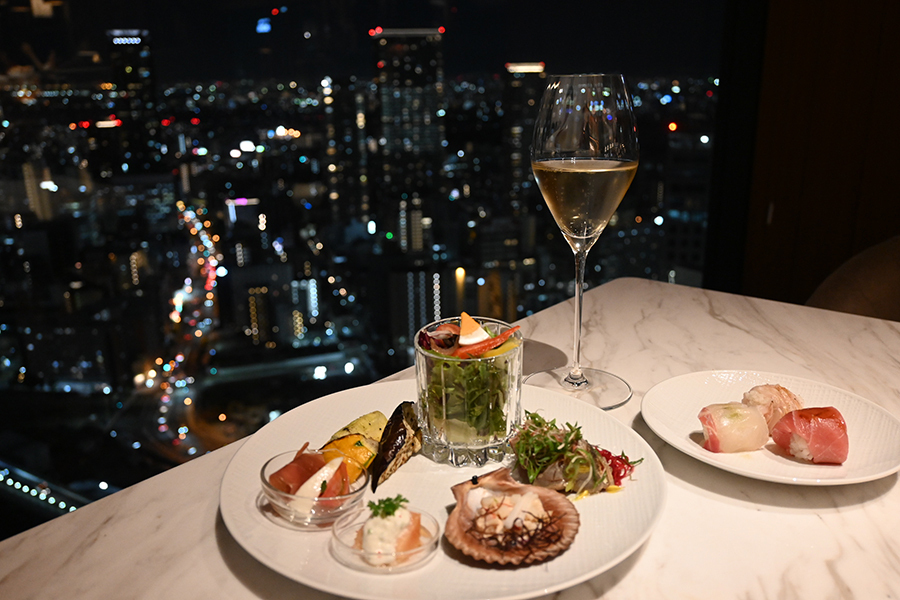 大阪市街の夜景とともに、スパークリングワインで乾杯