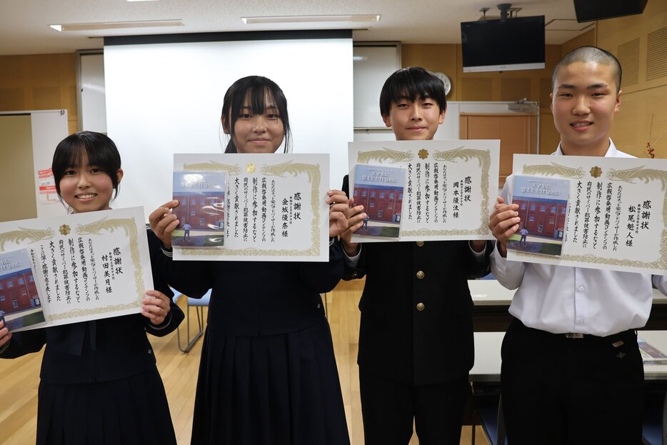 動画に出演した生徒会の４人（京都府舞鶴市浜・白糸中学校）