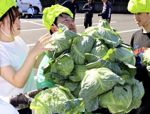 キャベツを抱えられる個数を競った参加者（１７日、磐田市で）