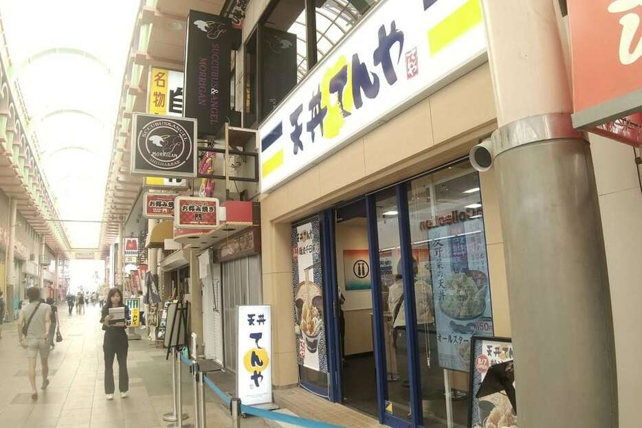 ロイヤルホールディングス傘下で値上げを発表した「天丼てんや」＝大阪市中央区（田村慶子撮影）