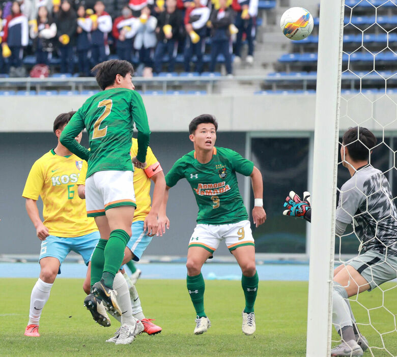 前半１４分、ヘディングで先制点を決める青森山田・中島（背番号２）