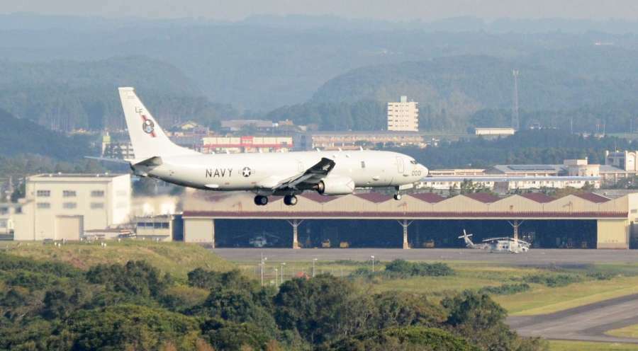 海上自衛隊鹿屋航空基地に着陸する米軍Ｐ８Ａ哨戒機＝１３日午前９時４０分ごろ、鹿屋市