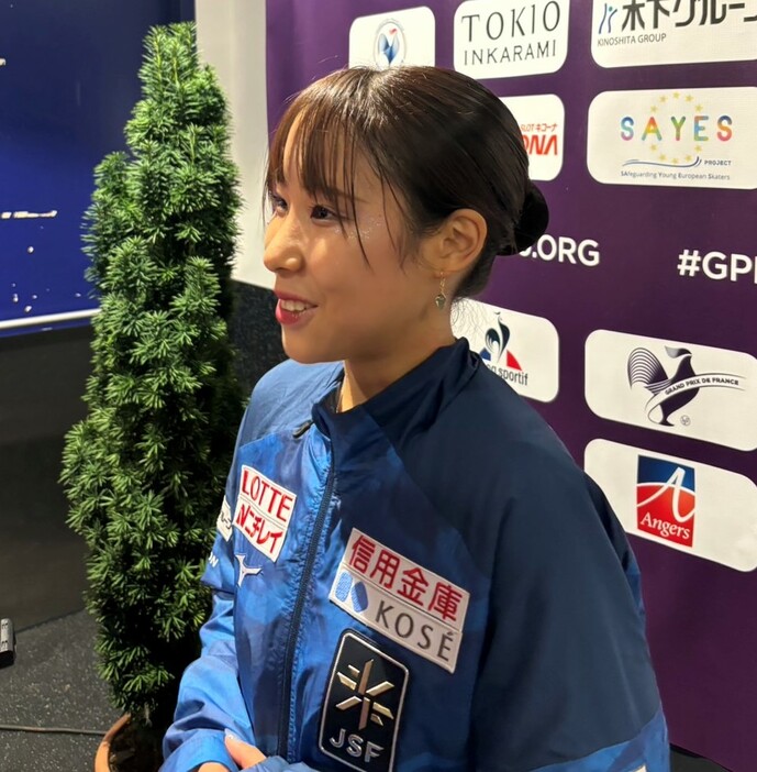 フィギュアスケートGPシリーズフランス杯　女子SP後に取材に応じる三原（撮影・松本愛香）