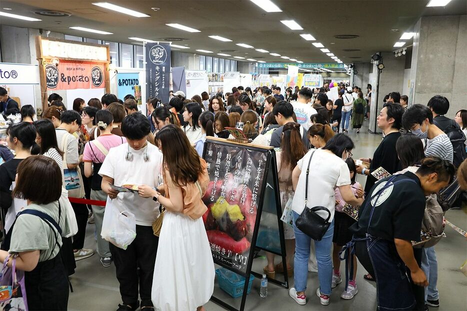 夏に開かれた「さつまいも博」の会場。大勢の来場者でにぎわった（さつまいも博実行委員会提供）