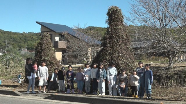 完成した芋づるの塔　香川・土庄町　9日