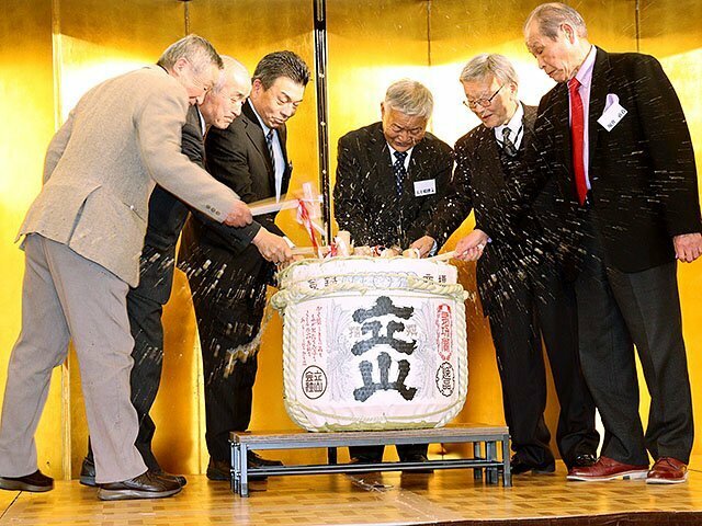 鏡開きをする五十嶋さん（左から４人目）ら＝ホテル森の風立山