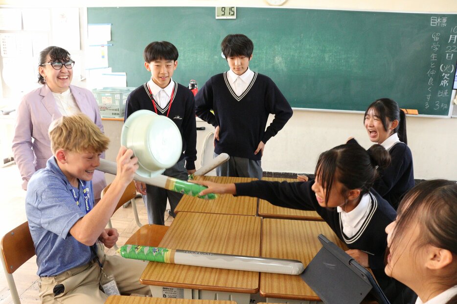 大成中学校の２年生と日本の遊びを体験する生徒（京都府亀岡市大井町・同中学校）