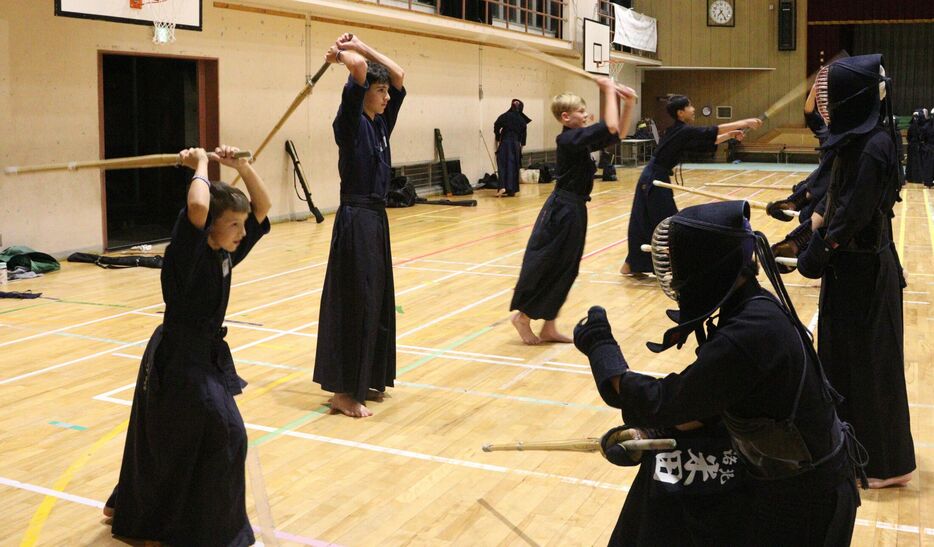 剣道の竹刀を面に向かって振り下ろす生徒たち（亀岡市千代川町・千代川小学校）