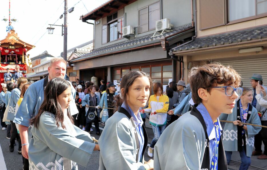 亀岡祭の本祭で鍬山鉾を住民と引く生徒たち（亀岡市旅籠町）