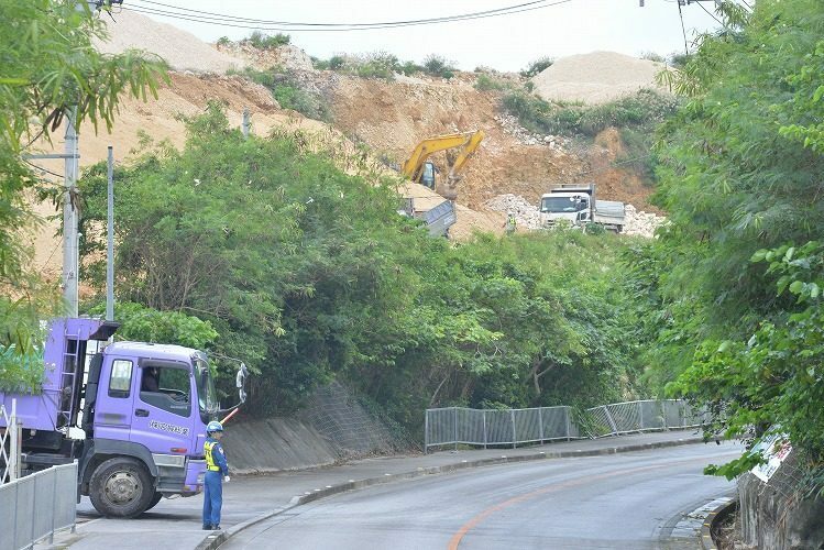 名護市辺野古の新基地建設用に、宮城島の鉱山から石材を搬出するダンプ車＝20日、うるま市与那城池味の鉱山