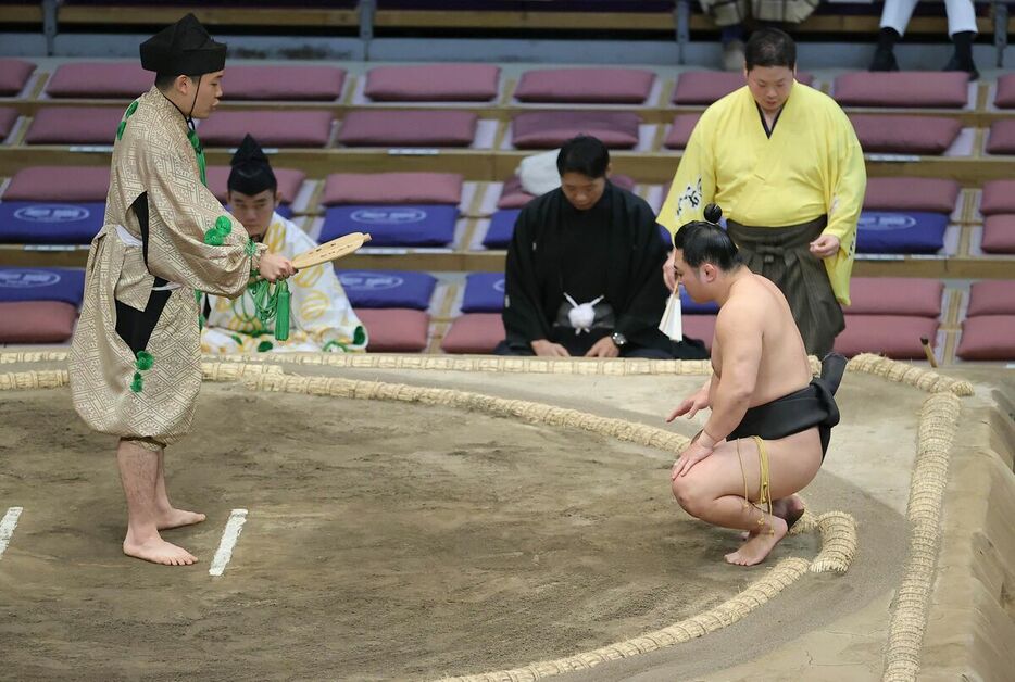 炎鵬（右はが下手投げで旭水野を破り５連勝（カメラ・豊田　秀一）