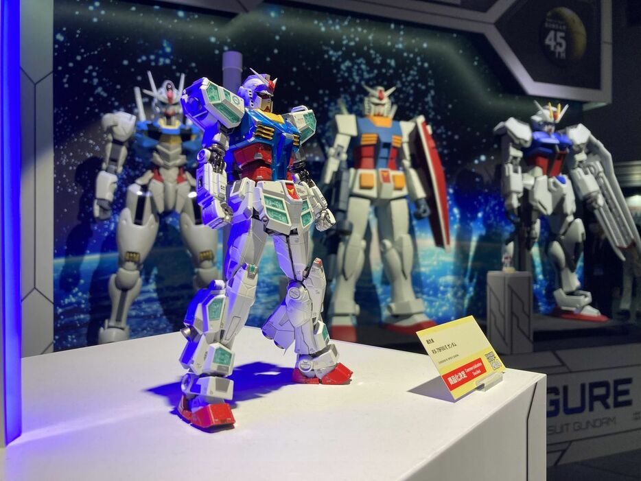 2025年大阪・関西万博で展示される「RX－7800/E ガンダム」の超合金も展示＝14日午前、東京都千代田区