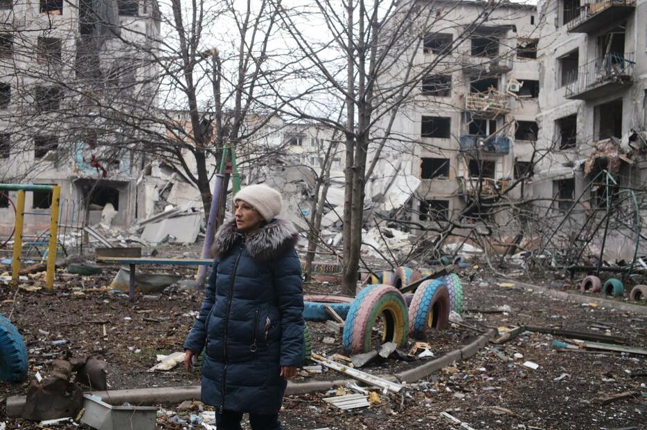 ウクライナ東部ドネツク州で、破壊されたアパートの残骸から所持品を集める住民＝14日（ゲッティ＝共同）