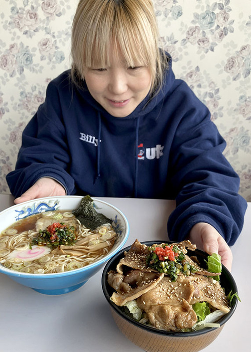 期間限定で販売している「コラボ豚丼」（右）と「コラボ中華」