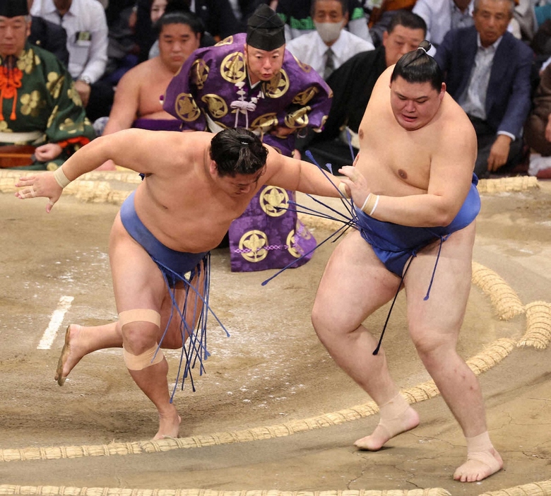 ＜九州場所6日目＞押し出しで若隆景（左）に敗れた大の里（撮影・成瀬　徹）