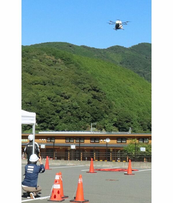 すさみ町防災センターの駐車場から離陸する小型ドローン（７日、和歌山県すさみ町周参見で）