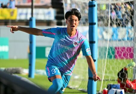 鳥栖-町田　後半、勝ち越しゴールを決めて喜ぶ鳥栖MF寺山翼＝鳥栖市の駅前不動産スタジアム（撮影・米倉義房）