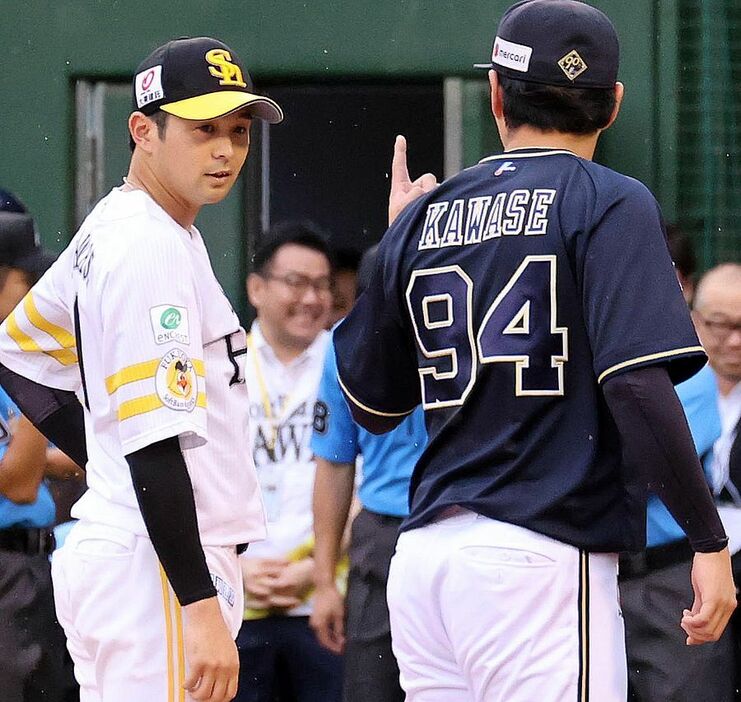 今年8月の対戦で試合前の花束贈呈に登場した川瀬兄弟（撮影・栗木一考）