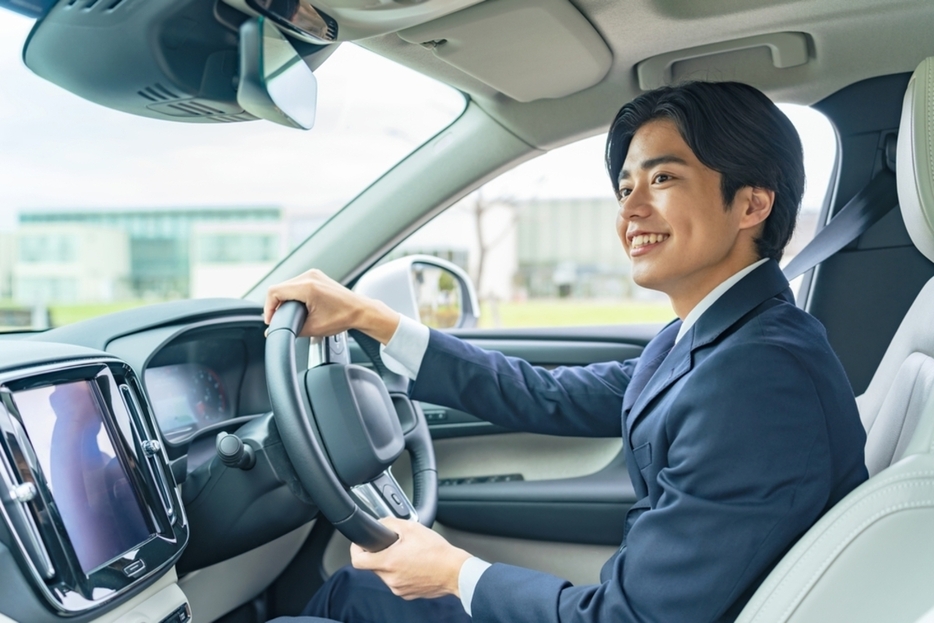 通勤でしか車は使いません。毎日「1時間」の距離を車通勤していますが、車を売却して定期を購入し「電車通勤」にした方が節約になりますか？