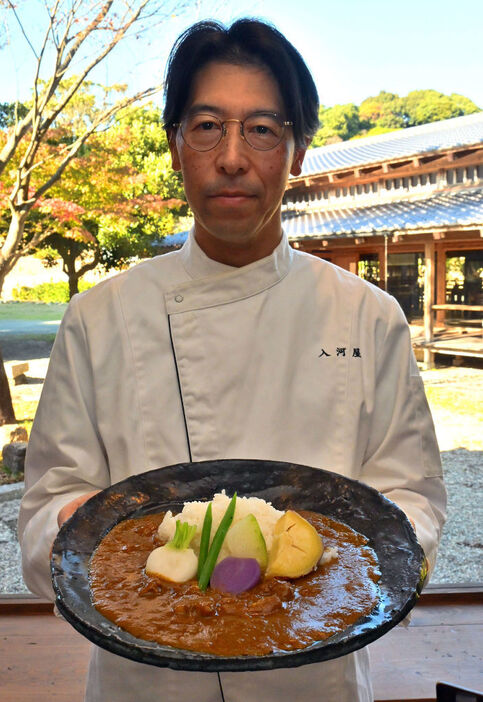 地元食材を使用したカレーを紹介する松崎さん＝浜松市浜名区三ケ日町